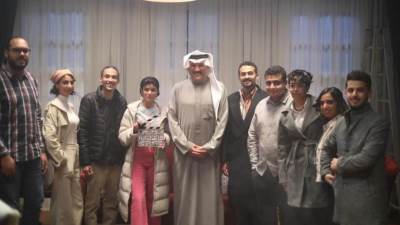 السفير أسامة نقلي يلتقي فريق عمل مسلسل "دفعة لندن" خلال تصويره بمصر