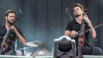  مصر للطيران تنقل فرقة "2CELLOS" العالمية لإحياء حفل غنائي بالغردقة