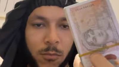 على طريقة محمد رمضان.. ويجز يستعرض أمواله أمام جمهوره علي صفحات التواصل الاجتماعي