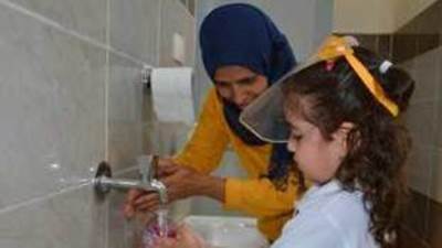 "الفيروس المخلوي" ينتشر بمدارس مصر وسط غضب أولياء الامور