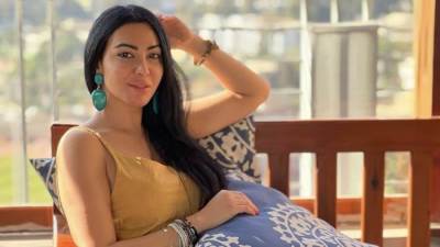 لا مكياج لا تقلق.. ميرهان حسين تفاجئ جمهورها بملامحها الرقيقة