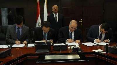 وزير النقل يشهد توقيع مذكرة تفاهم بشأن إعداد الخطة الفنية الزمنية واستثمار المنطقة اللوجستية