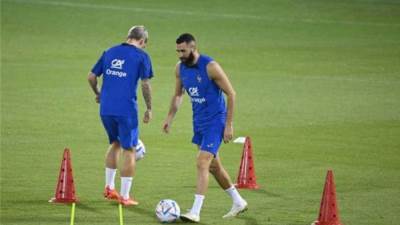 ضربة موجعه.. بنزيما يغادر مران فرنسا قبل المونديال بسبب الإصابة 