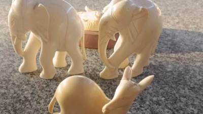 جمارك الصادرات الجوية تضبط محاولة تهريب 3 تماثيل من العاج