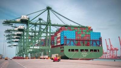 "موانئ": خدمات شحن جديدة تربط ميناء الملك عبدالعزيز بـ6 موانئ إقليمية ودولية