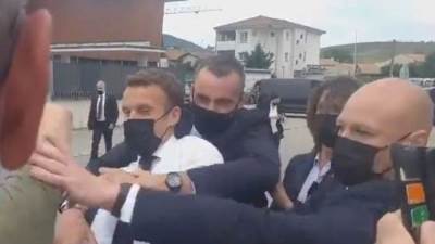 سيدة تصفع الرئيس الفرنسي في احد شوارع باريس