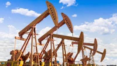 أسعار النفط تقترب من أدنى مستوى لها في شهرين.. ما السبب؟