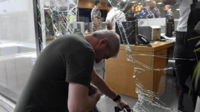 للمطالبة بوديعة والدته.. لبناني يقتحم مصرف في بيروت