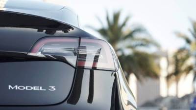 لإصلاح خلل بالإنارة الخلفية.. تسلا تستدعى أكثر من 300 ألف سيارة