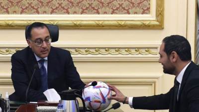 مدبولي يجتمعُ بممثلي شركة "فورورد ايجيبت" المُشاركة في تصنيع الكُرة الرسمية لمونديال 2022