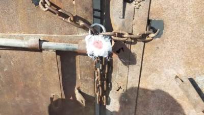 غلق وتشميع 3 كسارات ومخازن بلاستيك داخل كتل سكنية في أبوالنمرس