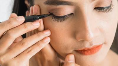 قلم الكحل لرسم خط الآيلاينر رقيق.. ما الذي ينبغي فعله؟ 