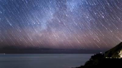 ذروة شهب ألفا وحيد القرن تمطر السماء فجر الغد