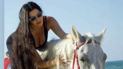 لاميتا فرنجية تستعرض جمالها ورشاقتها على ظهر حصان