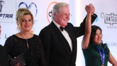 بحفل ختام مهرجان القاهرة.. حسين فهمي وزوجته يصطحبان أبطال البارالمبية