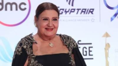 لأول مرة.. ميمي جمال على السجادة الحمراء بختام مهرجان القاهرة