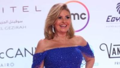 بحفل ختام مهرجان القاهرة.. يسرا تتألق بالأزرق على السجادة الحمراء