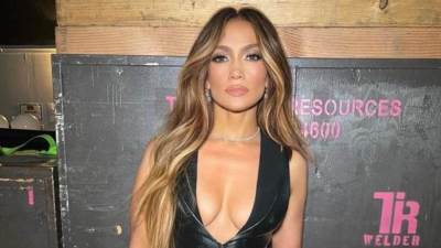 صفحات جينيفر لوبيز على السوشيال ميديا تتشح بالسواد بشكل غامض