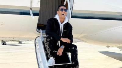 صباح الضحك.. محمد رمضان في جلسة تصوير أمام طائرته الخاصة