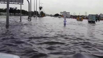 أمطار غزيرة تغطي شوارع جدة.. وتتلف عددا هائلا من السيارات