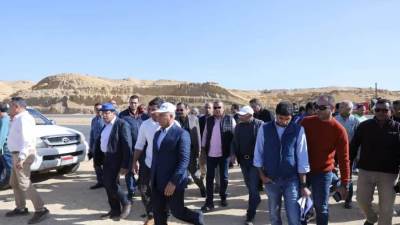 وزير النقل يتفقد مواقع العمل بالخط الثانى للقطار الكهربائى السريع
