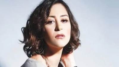 القبض على منة شلبي في مطار القاهرة بتهمة حيازة مخدرات