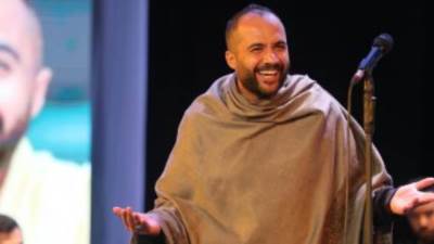 على الألفى يحيى حفلا على مسرح الجمهورية ويطلب من جمهوره الدعاء لأنغام