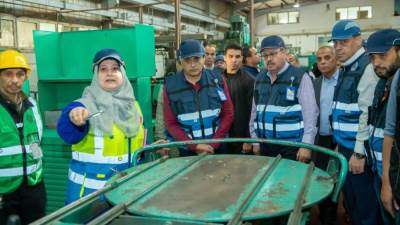 وزير الإنتاج الحربى يتابع مسيرة العمل فى شركة حلوان لمحركات الديزل