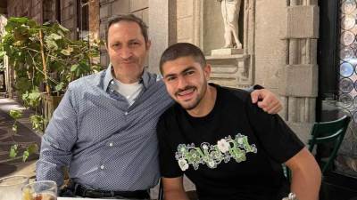 عمر علاء مبارك يهنئ والدة بمناسبة عيد ميلاده الـ62