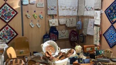 جهاز تنمية المشروعات ينقل اجواء معرض (تراثنا) الى باريس