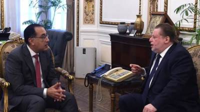 مدبولي يبحث مع محافظ البنك المركزي إتاحة الموارد الدولارية اللازمة لتوفير السلع الأساسية