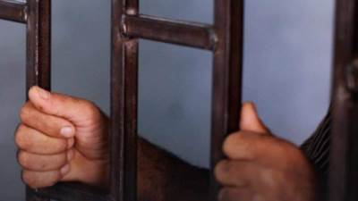 حبس موظف حاول قتل ابنه بوضع جير بالرضعة في سوهاج 