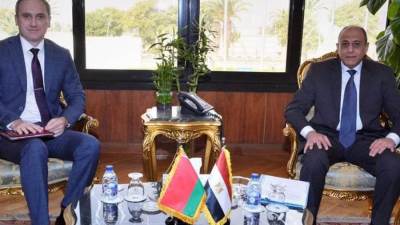 وزير الطيران وسفير بيلاروسيا يبحثان تعزيز التعاون في مجال النقل الجوى 