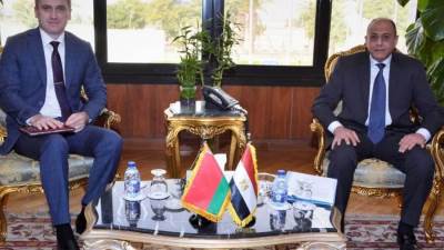 وزير الطيران يبحث مع سفير بيلاروسيا تعزيز التعاون في مجال النقل الجوي