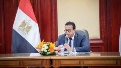 وزير الصحة يوجه بالتنسيق مع الصيادلة لوضع حل مشكلات إعطاء الحقن داخل الصيدليات