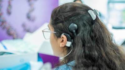 المصرية للاتصالات تبدأ تنفيذ مبادرة لاستبدال السماعة الخارجية لقوقعة الأذن الإلكترونية للأطفال