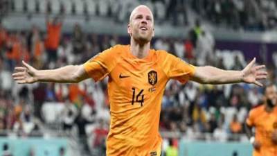 الاعب دفي كلاسن يتوج بجائزة أفضل لاعب بمباراة منتخب هولندا وقطر