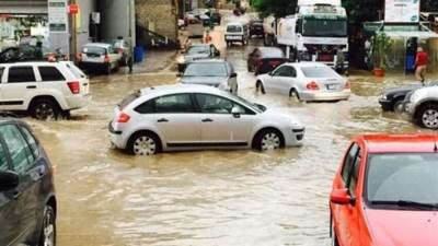 السيول تغرق منازل وتغلق شوارع رئيسية بلبنان