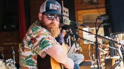 وفاة مغنى أمريكى شاب بعد ساعات من حفل زفافه