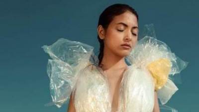 مى الغيطى بفستان من البلاستيك للحفاظ على البيئة