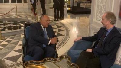 خلال لقائه بالمبعوث الخاص بسوريا.. شكري يؤكد ضرورة الحل السياسي للأزمة السورية