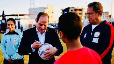 بمناسبة عيد ميلاده.. الرئيس السيسي يوقع على كره لموهبة برنامج كابيتانو مصر