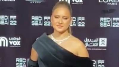 نيللي كريم وحسين فهمى وزوجته على السجادة الحمراء بمهرجان البحر الأحمر