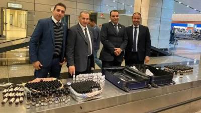 جمارك مطار القاهرة تضبط محاولة تهريب كمية من زيوت الشيش الالكترونية
