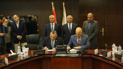 وزيرا النقل وقطاع الأعمال يشهدان توريد عقد توريد 100 أتوبيس ترددى