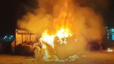 اشتعال سيارة نقل وإصابة سائقها على الطريق الدائري بالمحلة 