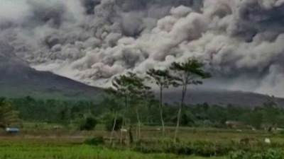 ثوران بركان "سيميرو" في جزيرة "جاوة" الإندونيسية والسلطات تحذر السكان
