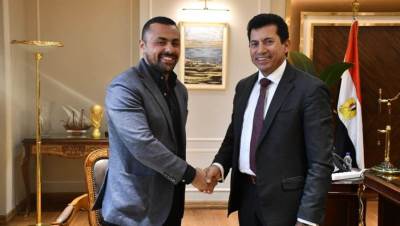 وزير الرياضة يلتقي اللاعب عزمي محيلبة بطل مصر في الرماية