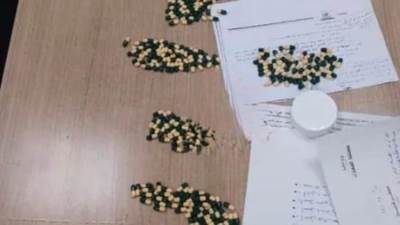 جمارك مطار القاهرة تضبط محاولة تهريب عدد من كبسولات الترامادول المخدرة