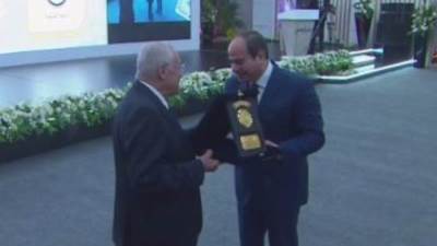 الرئيس السيسى يكرم الدكتور عبدالسلام محمد المشرف على تنفيذ محور أبو ذكرى